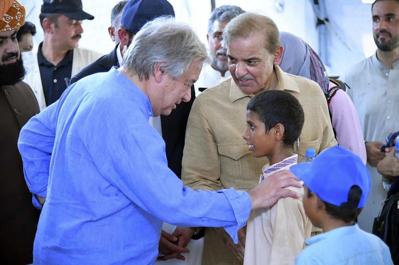 Le secrétaire général de l'ONU Antonio Guterres est en visite au Pakistan, dévasté par les inondations. [Keystone - Pakistan Prime Minister Office via AP]