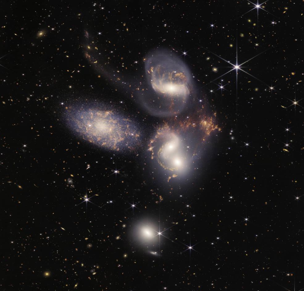 Le Quintette de Stephan, un regroupement visuel de cinq galaxies, vu grâce aux instruments NIRCam et MIRI embarqués sur le JWST. [NASA, ESA, CSA, and STScI]