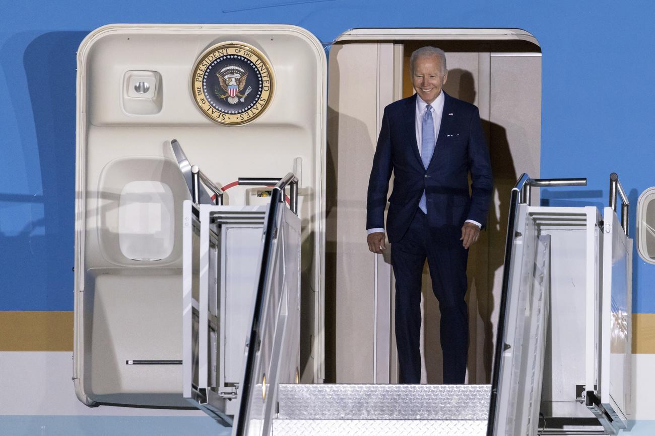 Le président amércain Joe Biden descend d'Air Force One à son arrivée à l'aéroport Franz-Josef-Strauss, près de Munich, en Bavière. [Keystone/AP - Daniel Karmann]