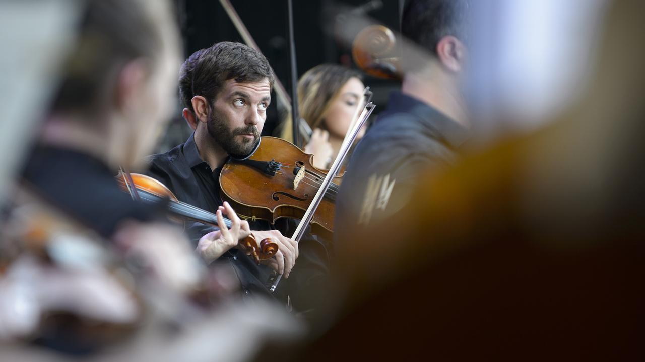 Les musiciens du Sinfonietta de Lausanne sur la scène du 41e Paléo Festival à Nyon le 24 juillet 2016. [Keystone - Anthony Anex]