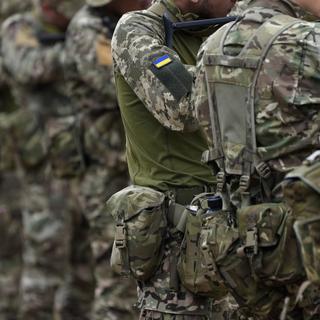 En Ukraine, la ville de Marioupol se prépare à un procès aussi symbolique que controversé:  celui des soldats ukrainiens du régiment Azov. [Keystone - AP Photo/Frank Augstein]