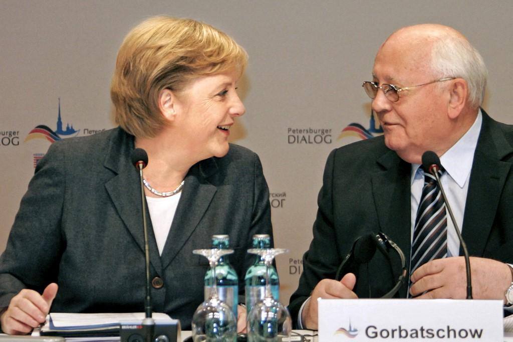 Mikhaïl Gorbatchev a "changé ma vie de manière fondamentale", a réagi l'ex-chancelière allemande Angela Merkel. [AFP - Mikhail klimentyev/pool]