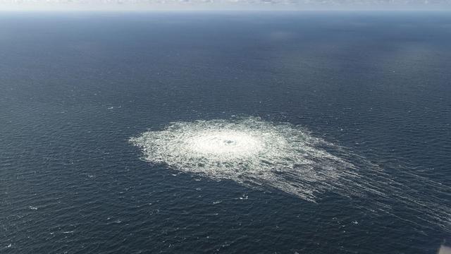 Un grand bouillonnement à la surface de la mer Baltique, observé au large de l'île danoise de Bornholm, mardi 27 septembre 2022. Il est causé par une série de fuites inhabituelles sur deux gazoducs reliant la Russie à l'Allemagne, sous la mer Baltique, qui ont suscité des inquiétudes quant à un éventuel sabotage. [AP / Armed Forces of Denmark]