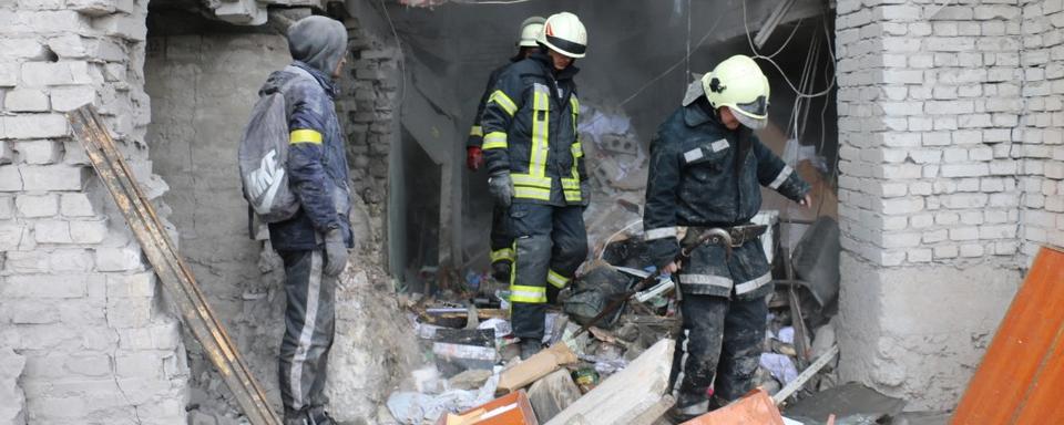 Secouristes à l'oeuvre dans un immeuble résidentiel bombardé à Kharkiv, 02.03.2022. [EyePress/AFP]