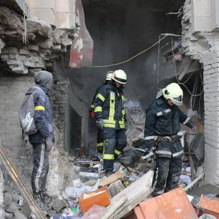 Secouristes à l'oeuvre dans un immeuble résidentiel bombardé à Kharkiv, 02.03.2022. [EyePress/AFP]
