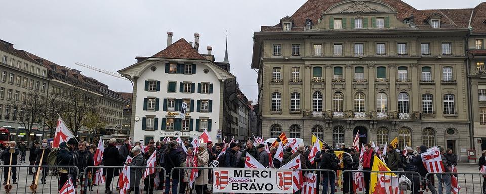 De nombreux soutiens jurassiens avaient fait le voyage de Berne mercredi matin 07.12.2022. [RTS - Didier Kottelat]