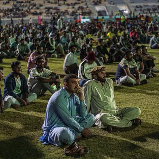 Des spectateurs regardent un match de la Coupe du Monde 2022 à Doha. [Keystone - EPA/Martin Divisek]