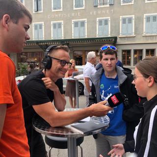 Mathieu Truffer interviewe Zoé et Alexandre, les jeunes de radio LOL, à Bex. [RTS - RTS]