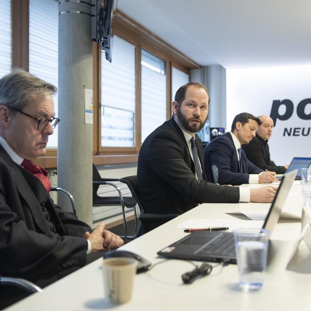 Pierre Aubert, procureur général, Simon Baehler, officier de police, Sami Hafsi, chef de la police judiciaire, et Georges-Andre Lozouet, porte-parole, (de g. à d.), durant le point de presse de la police neuchâteloise jeudi 17 février à Neuchâtel. [Keystone - Jean-Guy Python]