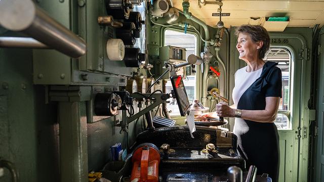 La conseillère fédérale Simonetta Sommaruga à bord du train historique qui a roulé de Baden à Zurich le 9 août 1847, à l'occasion de la commémoration officielle du 175e anniversaire des CFF. [Devènes / Chancellerie fédérale]