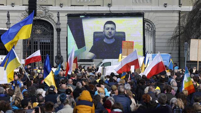 Le président ukrainien Volodymyr Zelensky a parlé quelques minutes aux manifestants réunis à Berne. [Keystone - Peter Klaunzer]