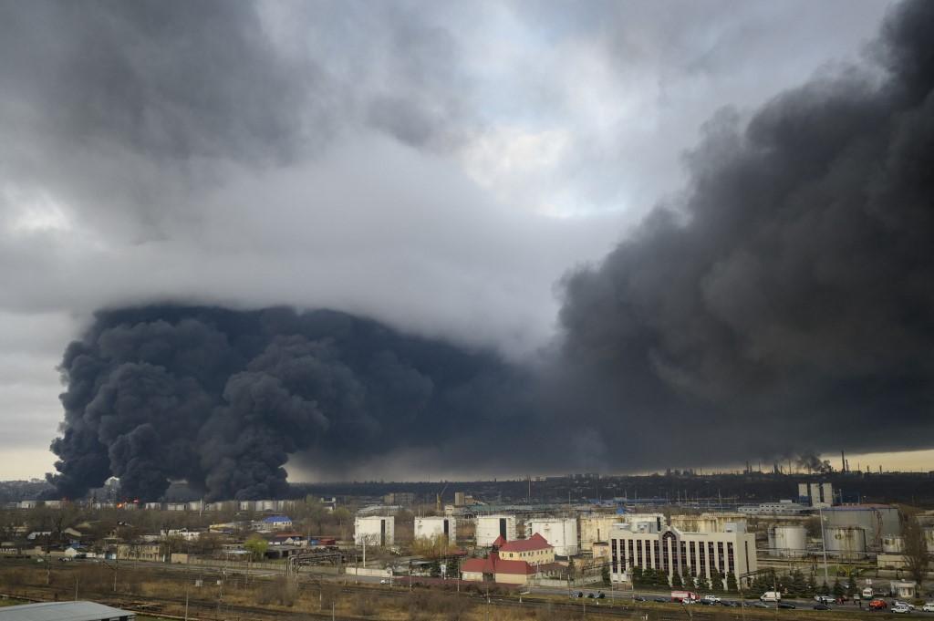 De la fumée s'élève d'une zone industrielle d'Odessa après des bombardements. [AFP - Bulent Kilic]