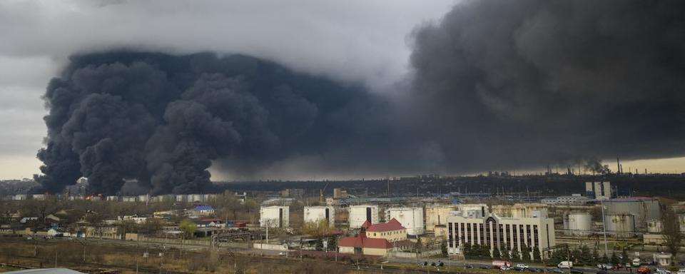 De la fumée s'élève d'une zone industrielle d'Odessa après des bombardements. [AFP - Bulent Kilic]