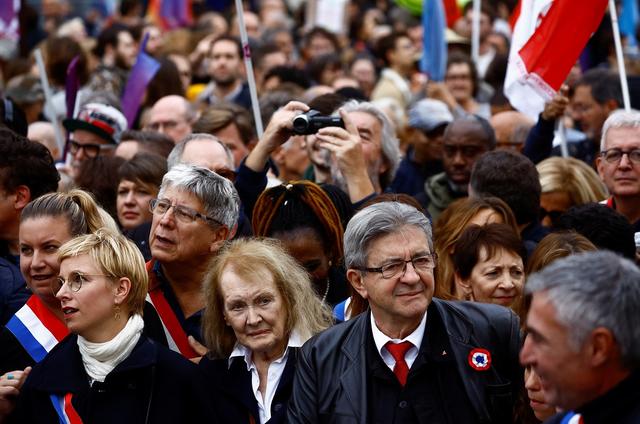 Jean-Luc Mélenchon en tête du cortège des manifestants, avec à sa droite, la nouvelle Prix Nobel de Littérature Annie Ernaux. [reuters - Stephane Mahe]