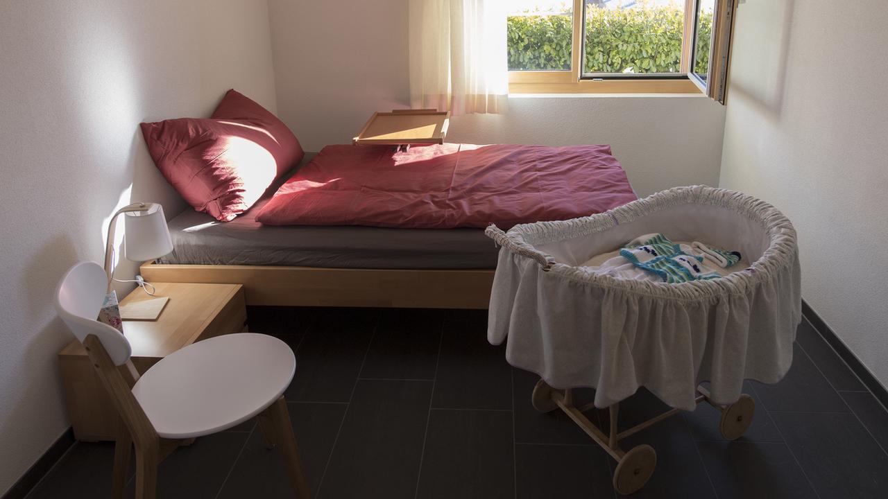 Une chambre dans la Maternité Alpine à Zweisimmen (BE). [Keystone - Lukas Lehman]