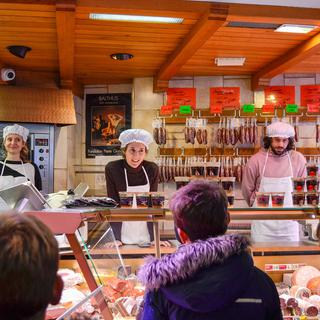 Une photo du spectacle "A couteaux tirés", à Port-Valais, boucherie Bovier. [La Bavette]