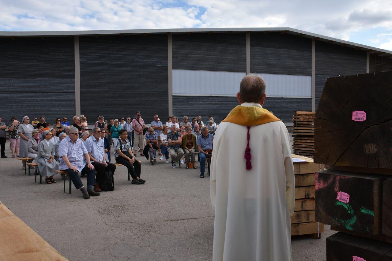 Une centaine de personnes sont venues assister à la bénédiction des poutres à Vendlincourt. [RTS - Gaël Klein]