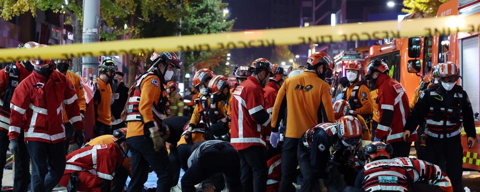 Des secouristes à l'oeuvre après la bousculade géante lors d'une fête de Halloween à Séoul. [Yonhap/Keystone - Lee Ji-eu]