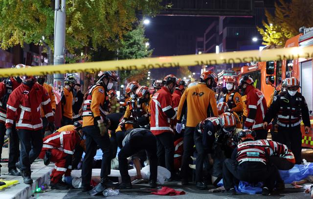 Des secouristes à l'oeuvre après la bousculade géante lors d'une fête de Halloween à Séoul. [Yonhap/Keystone - Lee Ji-eu]