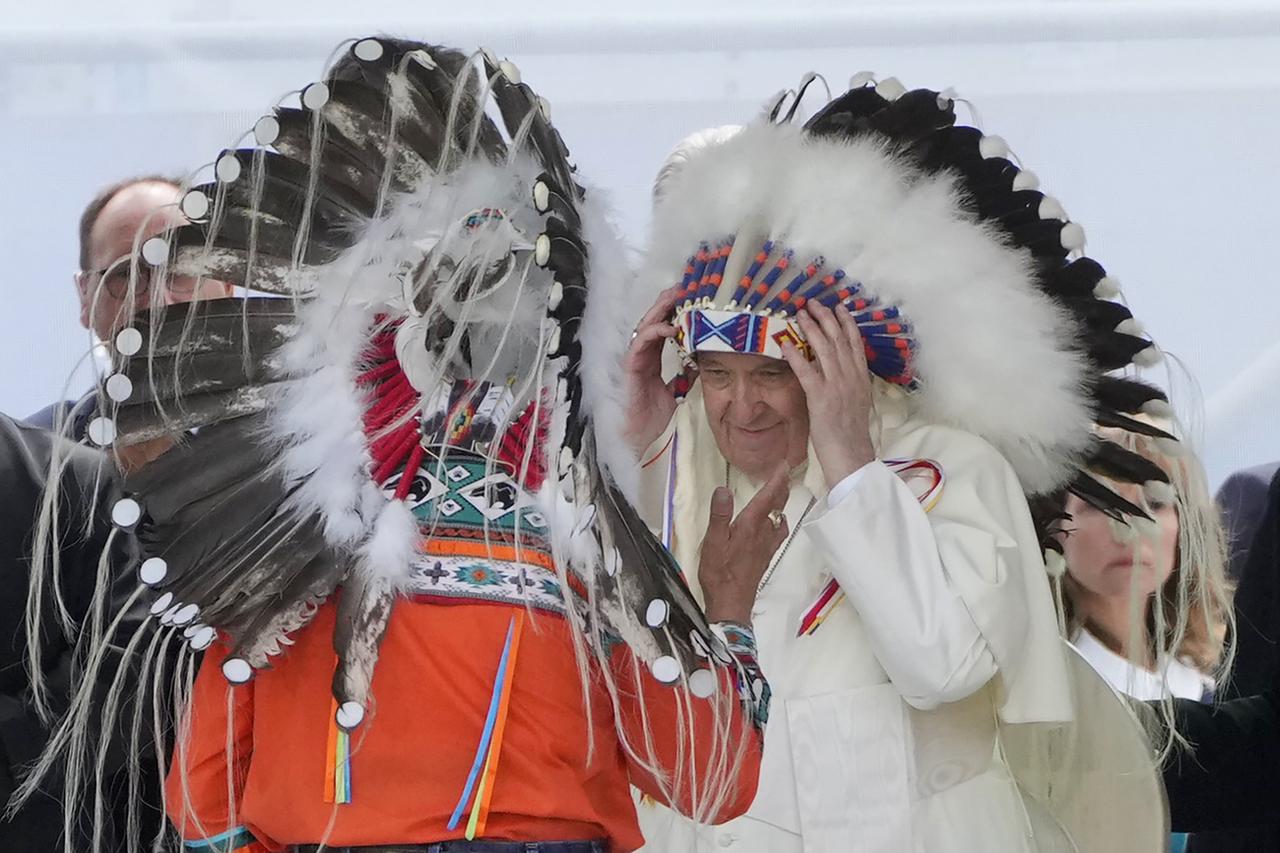 François a revêtu une coiffe indigène durant la rencontre. [Keystone - Gregorio Borgia]