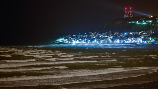 La plage du Havre au passage de la tempête Franklin, dimanche soir 20.02.2022. [AFP - Sameer Al-Doumy]