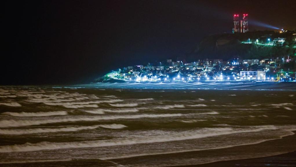 La plage du Havre au passage de la tempête Franklin, dimanche soir 20.02.2022. [AFP - Sameer Al-Doumy]
