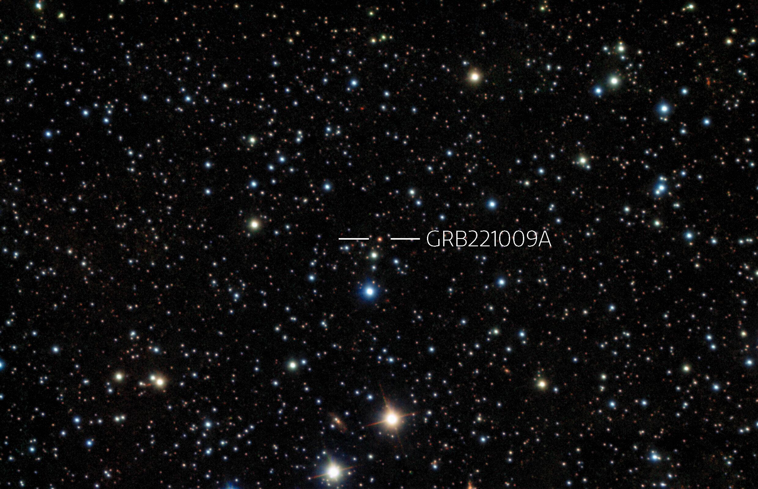 Le flash record de rayons gamma produit par GRB221009A saisi au matin du 14 octobre 2022 par le télescope de l'observatoire Gemini Sud, au Chili. [Image processing: T.A. Rector (University of Alaska Anchorage/NSF's NOIRLab), M. Zamani & D. de Martin (NSF's NOIRLab) - International Gemini Observatory/NOIRLab/NSF/AURA/B. O'Connor (UMD/GWU) & J. Rastinejad & W Fong (Northwestern Univ)]