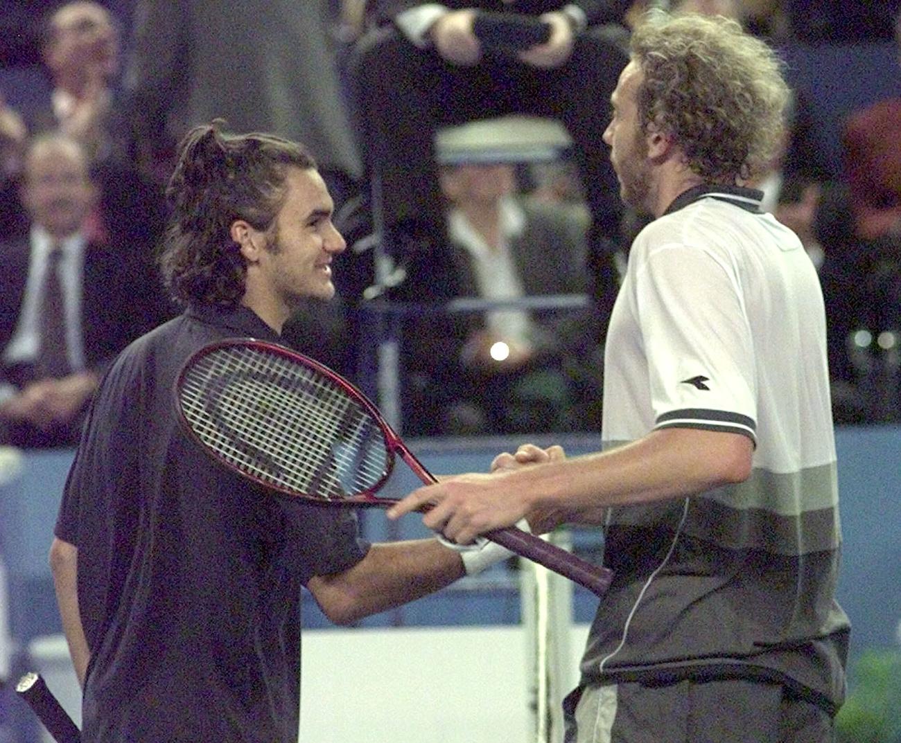 En l'an 2000 à Marseille, Roger Federer perd sa 1re finale sur le circuit ATP, contre son "guide" Marc Rosset. [AP - Claude Paris]