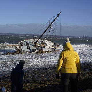 Dimanche 20 janvier: un voilé échoué au large sur la côte à Elsinore au Danemark, où la tempête Malik a fait rage. [EPA/Keystone - Keld Navntoft]