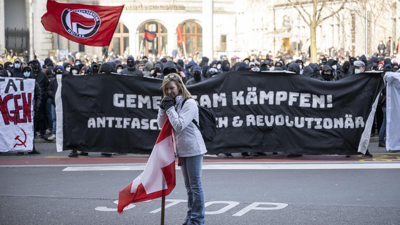 Des manifestations anti-mesures sanitaires et des contre-manifestations anti-fascistes ont perturbé les alentours de la gare de Zurich samedi. [Keystone - Ennio Leanza]