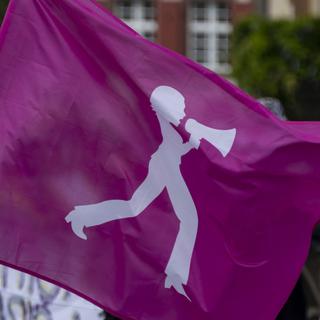 Un drapeau brandi à la Grève des femmes à Bâle le 14 juin 2020. [Keystone - Georgios Kefalas]