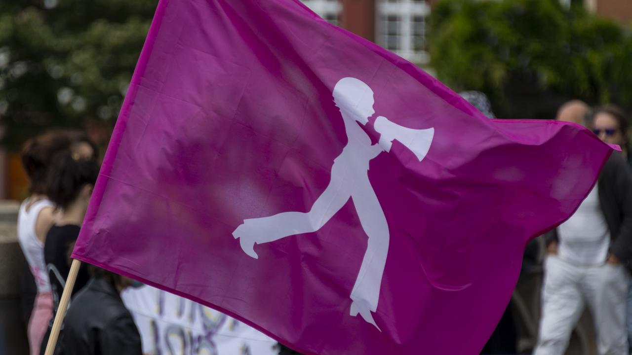 Un drapeau brandi à la Grève des femmes à Bâle le 14 juin 2020. [Keystone - Georgios Kefalas]