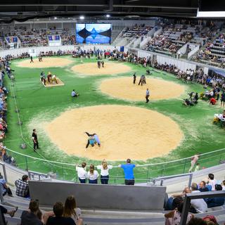 Des lutteurs participent a la Fete romande de lutte suisse dans la patinoire de la Lonza Arena le dimanche 26 juin 2022 a Viege. [Keystone - Jean-Christophe Bott]