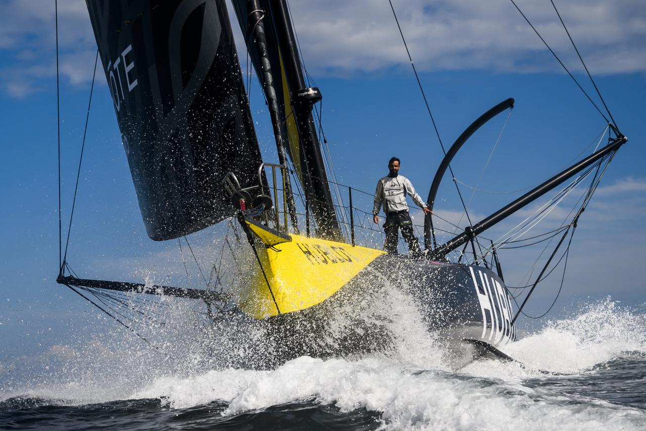 Le Genevois à bord de son nouveau bijou lors d'un entraînement à Lorient le 5 septembre. [KEYSTONE - Jean-Christophe Bott]