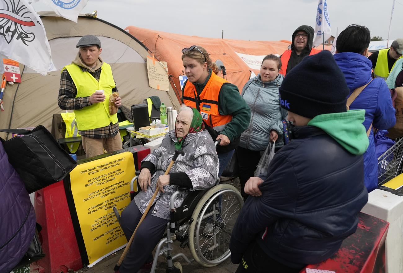 Des réfugiées et réfugiés ukrainiens arrivent à la frontière polonaise. [AP/Keystone - Sergei Grits]