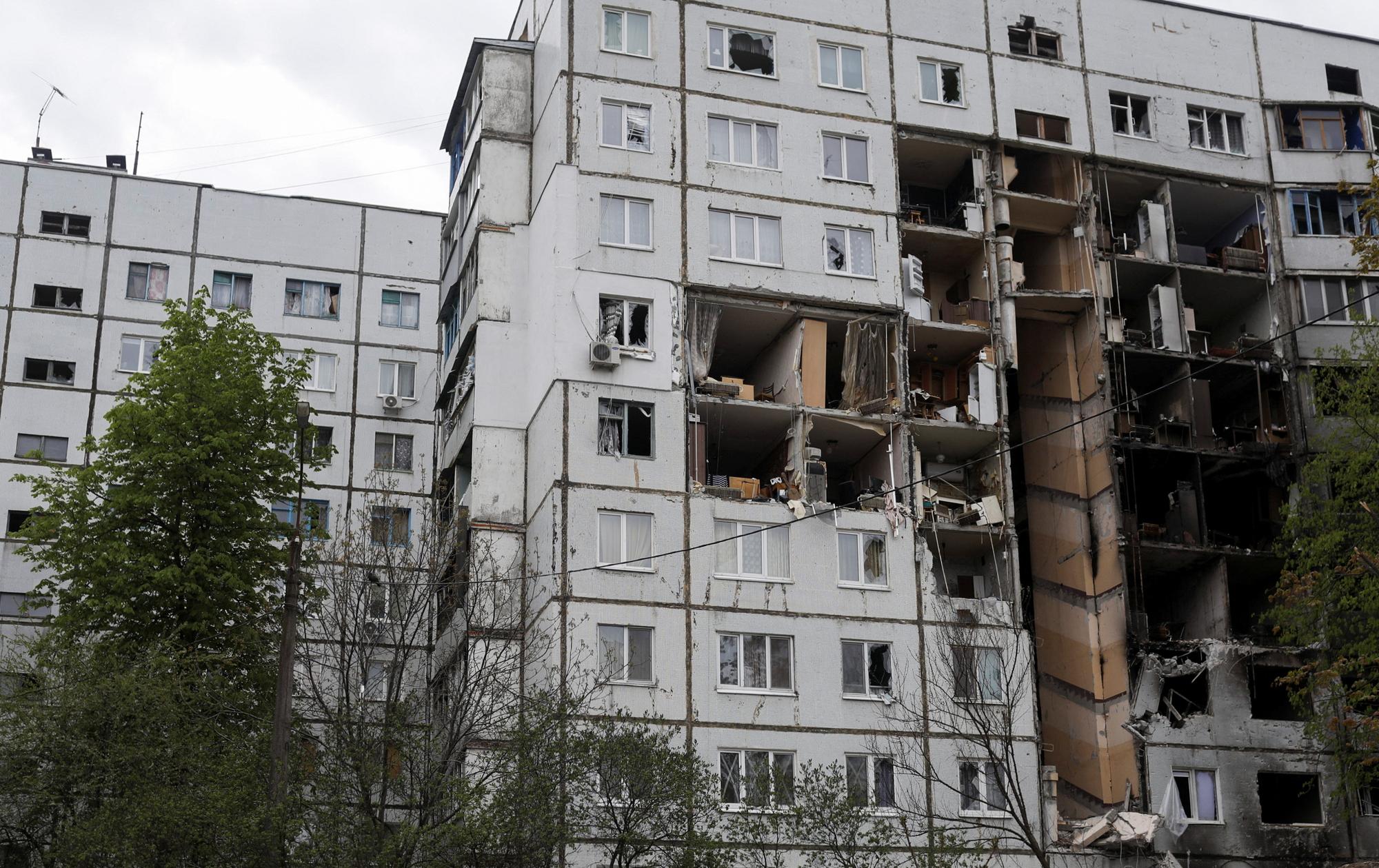 Un immeuble abîmé par une explosion à Kharkiv. [Reuters - Ricardo Morales]