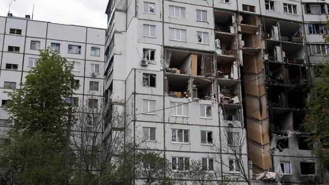 Un immeuble abîmé par une explosion à Kharkiv. [Reuters - Ricardo Morales]