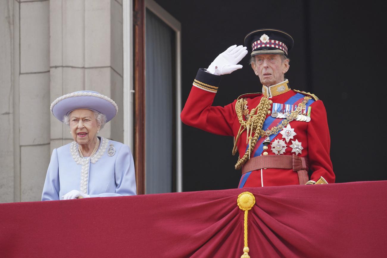 La reine Elizabeth II acclamée au balcon de Buckingham Palace. [KEYSTONE - JONATHAN BRADY]