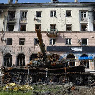 Un tank détruit dans la ville de Marioupol le 26 avril 2022. [AP/Keystone - Alexei Alexandrov]