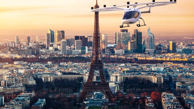 Image d'illustration d'un appareil électrique à décollage et atterrissage verticaux (eVTOL) au-dessus de Paris. Un projet qui pourrait se réaliser lors des JO 2024 [Volocopter]