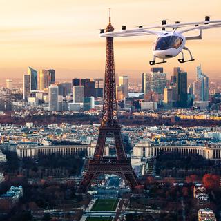 Image d'illustration d'un appareil électrique à décollage et atterrissage verticaux (eVTOL) au-dessus de Paris. Un projet qui pourrait se réaliser lors des JO 2024 [Volocopter]