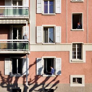 En Suisse, la plupart des gens entretiennent des relations plutôt distantes avec leurs voisins mais ils leur accordent leur confiance [EPFL - Valentin Bourdon]