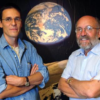 Les astronomes Michel Mayor (à droite), et Didier Queloz (à gauche) à l'Observatoire de Genève en 2005, dix ans après leur découverte de la première exoplanète. [Keystone - Laurent Gillieron]