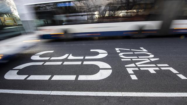 Deux bus des Transports publics genevois (TPG) roulent dans une zone a 30 km/h, 13 janvier 2022 à Genève [KEYSTONE - Martial Trezzini]