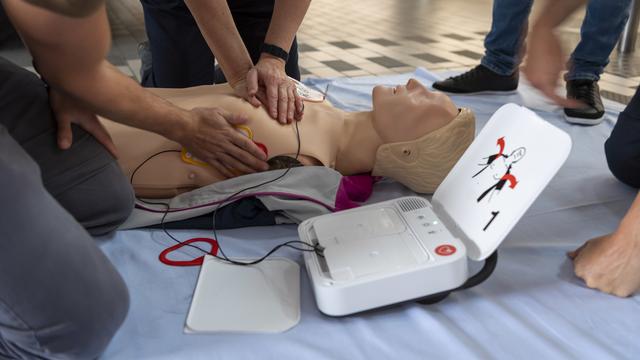 Un cours de premiers secours à Genève. [Keystone - Martial Trezzini]