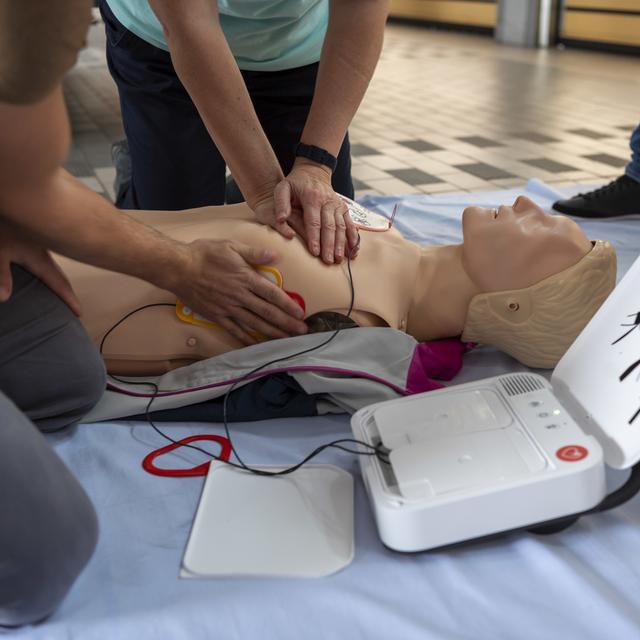 Un cours de premiers secours à Genève. [Keystone - Martial Trezzini]