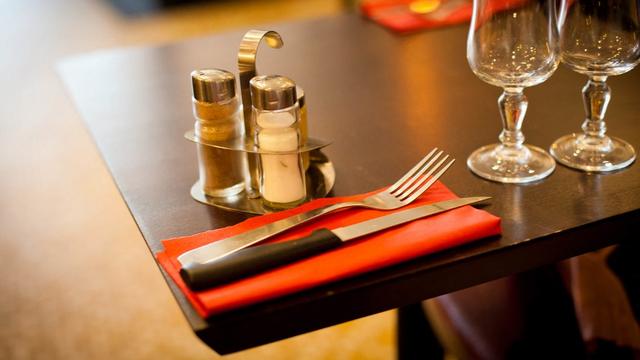 Du sel et du poivre sur la table d'un restaurant. [afp - Garo / Phanie]