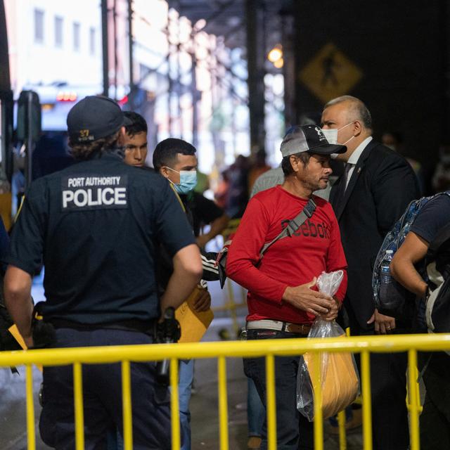 Des migrants renvoyés du Texas arrivent à New York. [Reuters - Jeenah Moon]