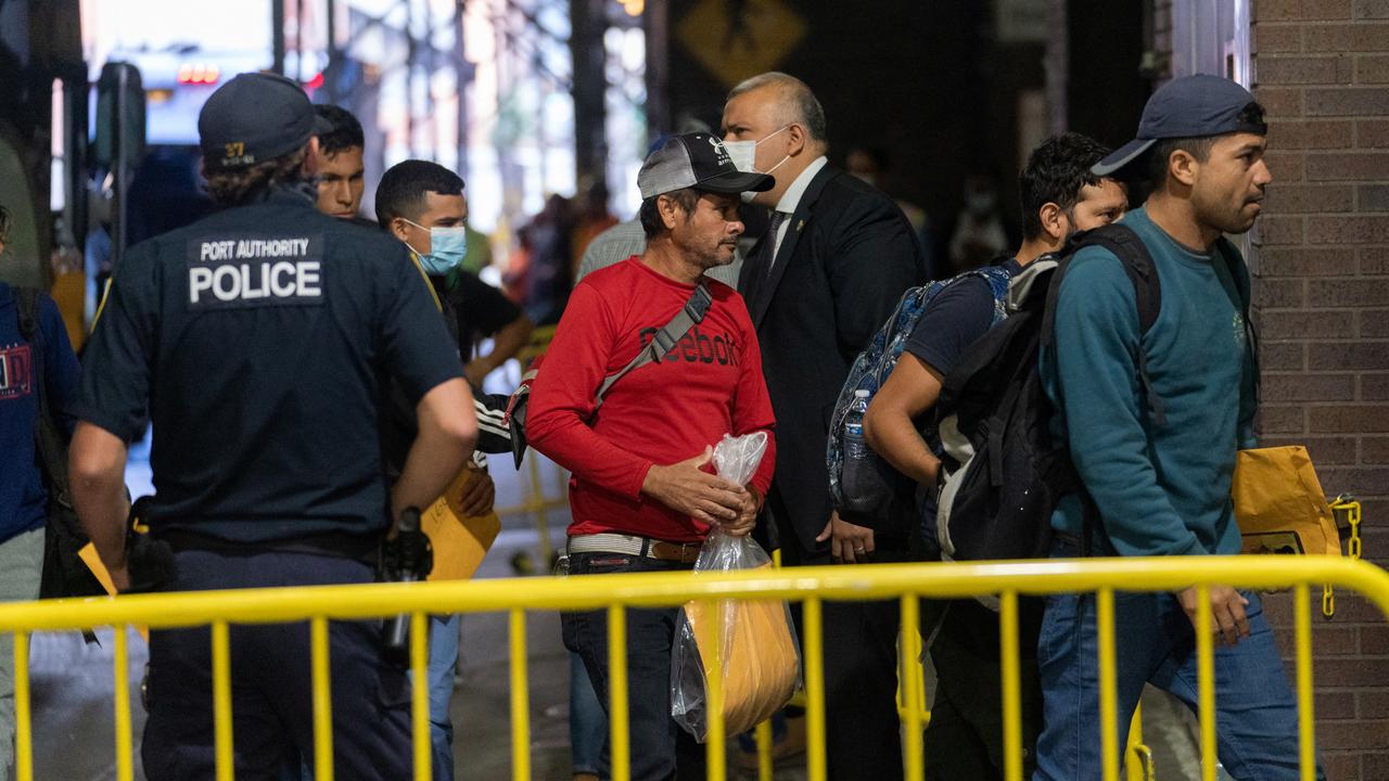 Des migrants renvoyés du Texas arrivent à New York. [Reuters - Jeenah Moon]