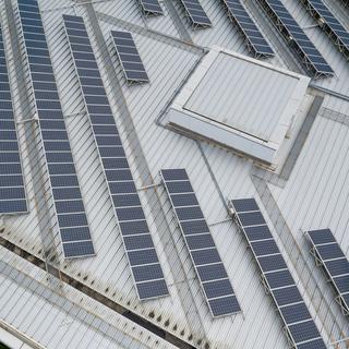 Panneaux solaires sur le toit d'un immeuble. [Depositphotos - leungchopan]